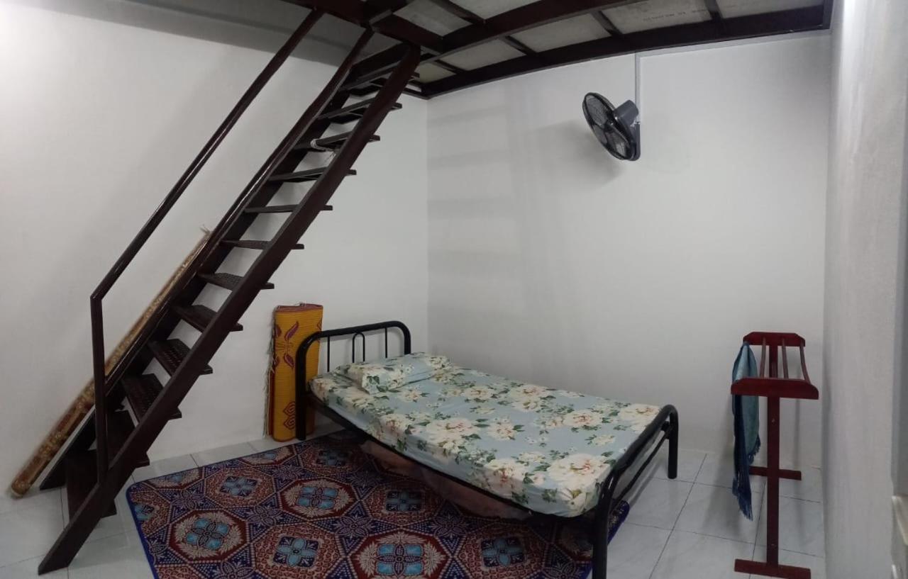 Homestay D'Mama Ifor Muslimi Танджунг Малим Екстериор снимка