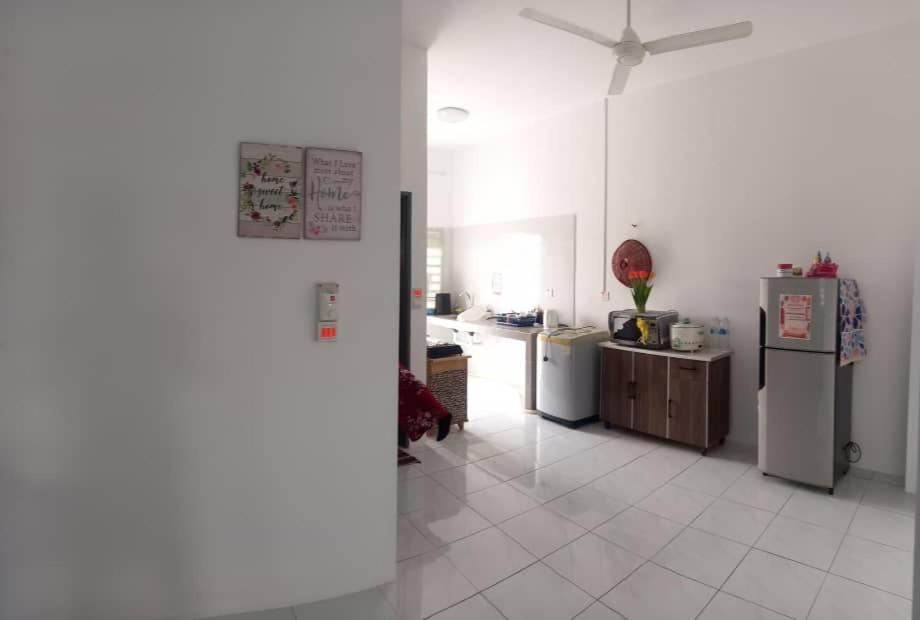Homestay D'Mama Ifor Muslimi Танджунг Малим Екстериор снимка