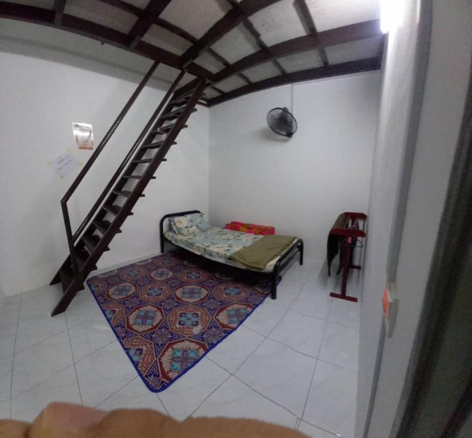 Homestay D'Mama Ifor Muslimi Танджунг Малим Екстериор снимка